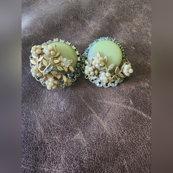 no brand Jewelry - Vintage green clip on earrings